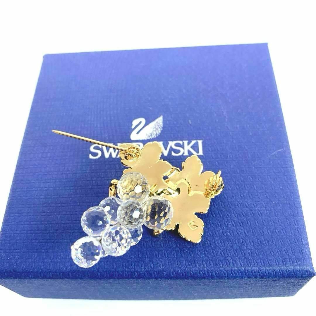 SWAROVSKI(スワロフスキー)の【極美品】SWAROVSKI　スワロフスキー　ブローチ　ブランド　ぶどう　葡萄 レディースのアクセサリー(ブローチ/コサージュ)の商品写真