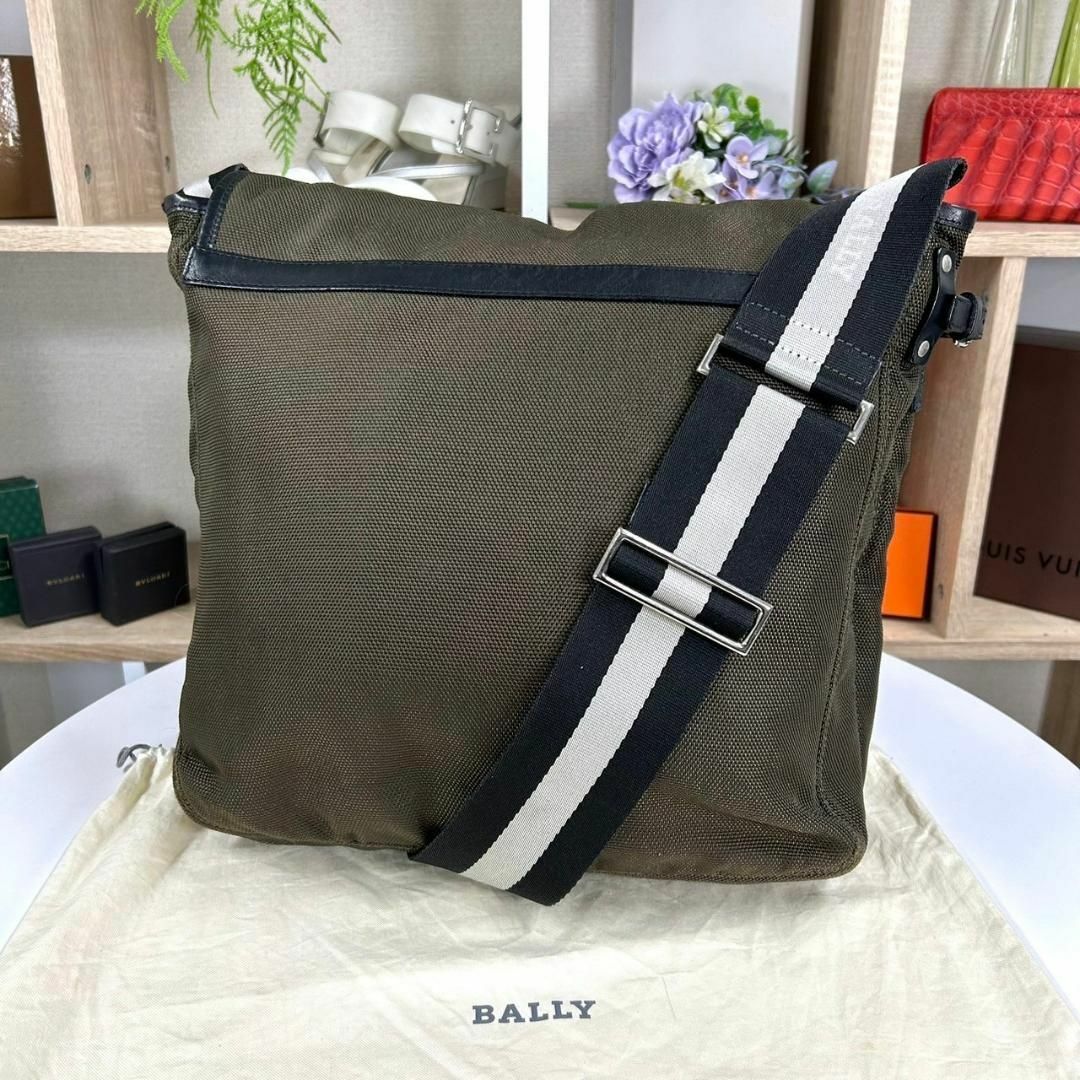 驚きの価格 BALLY レザーショルダーバッグ 筒型 トレイン