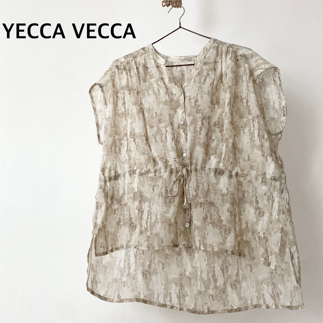 YECCA VECCA(イェッカヴェッカ)のイェッカヴェッカ　ベージュ系　シャツ　トップス　フレンチスリーブ　総柄　フリー レディースのトップス(シャツ/ブラウス(半袖/袖なし))の商品写真