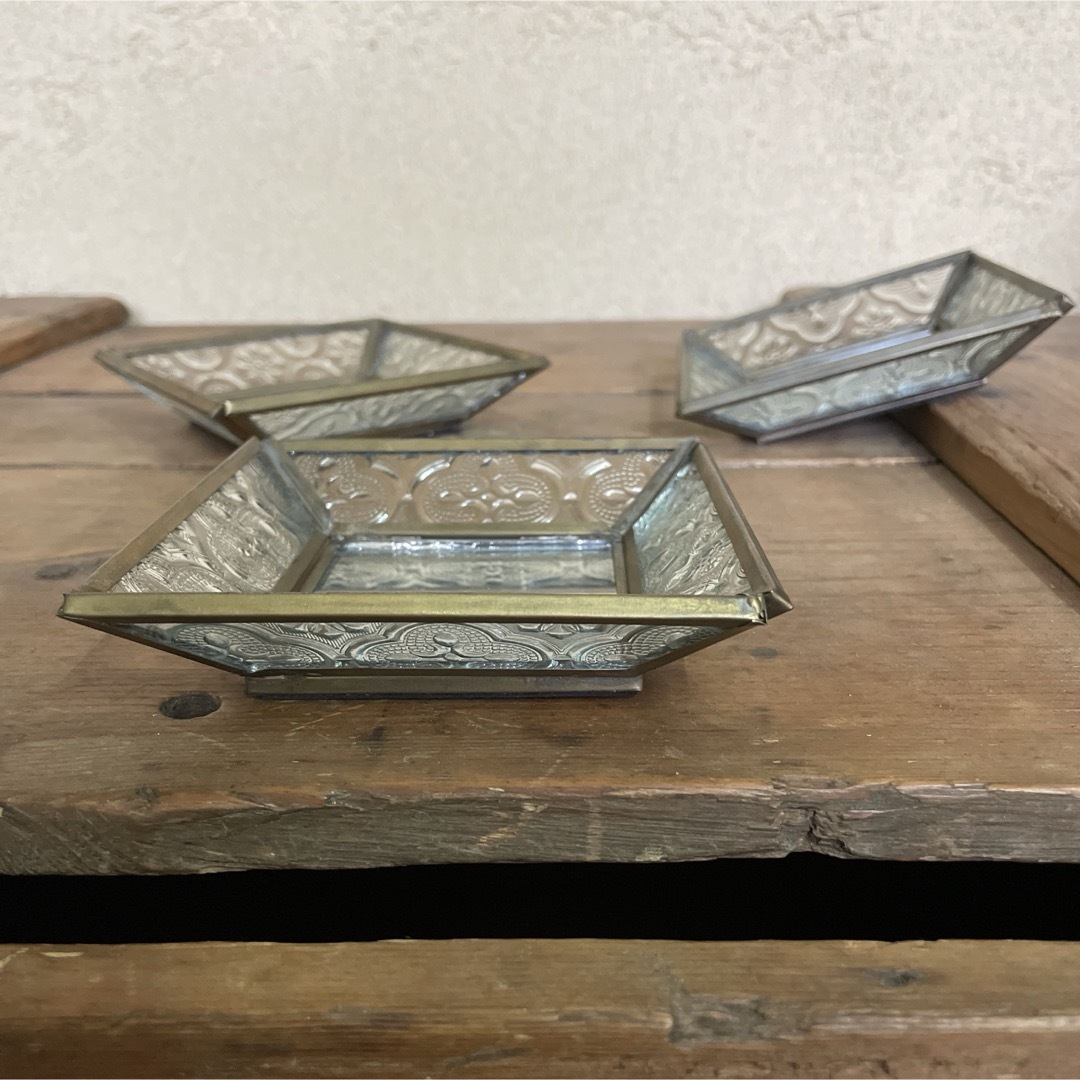 ヴィンテージ 真鍮 ガラス トレイ ×3点 ブラス 蚤の市 アンティーク 雑貨 インテリア/住まい/日用品のインテリア小物(小物入れ)の商品写真