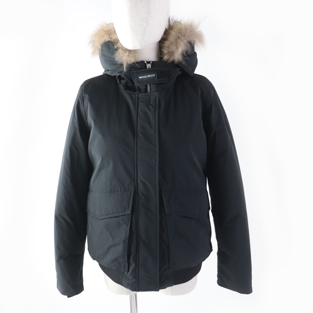 WOOLRICH(ウールリッチ)の美品★WOOLRICH ウールリッチ フード・ラクーンファー・ロゴパッチ付 比翼仕立て ダウンジャケット ブラック 黒 S 正規品 レディース レディースのジャケット/アウター(ダウンジャケット)の商品写真