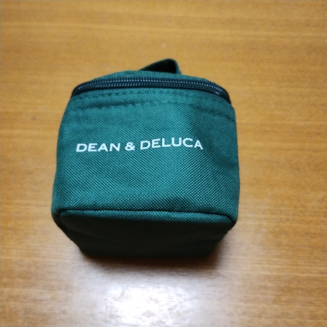 DEAN & DELUCA(ディーンアンドデルーカ)のDELUCA 【新品】保冷バッグ グリーン 雑誌付録 宝島社 インテリア/住まい/日用品のキッチン/食器(弁当用品)の商品写真