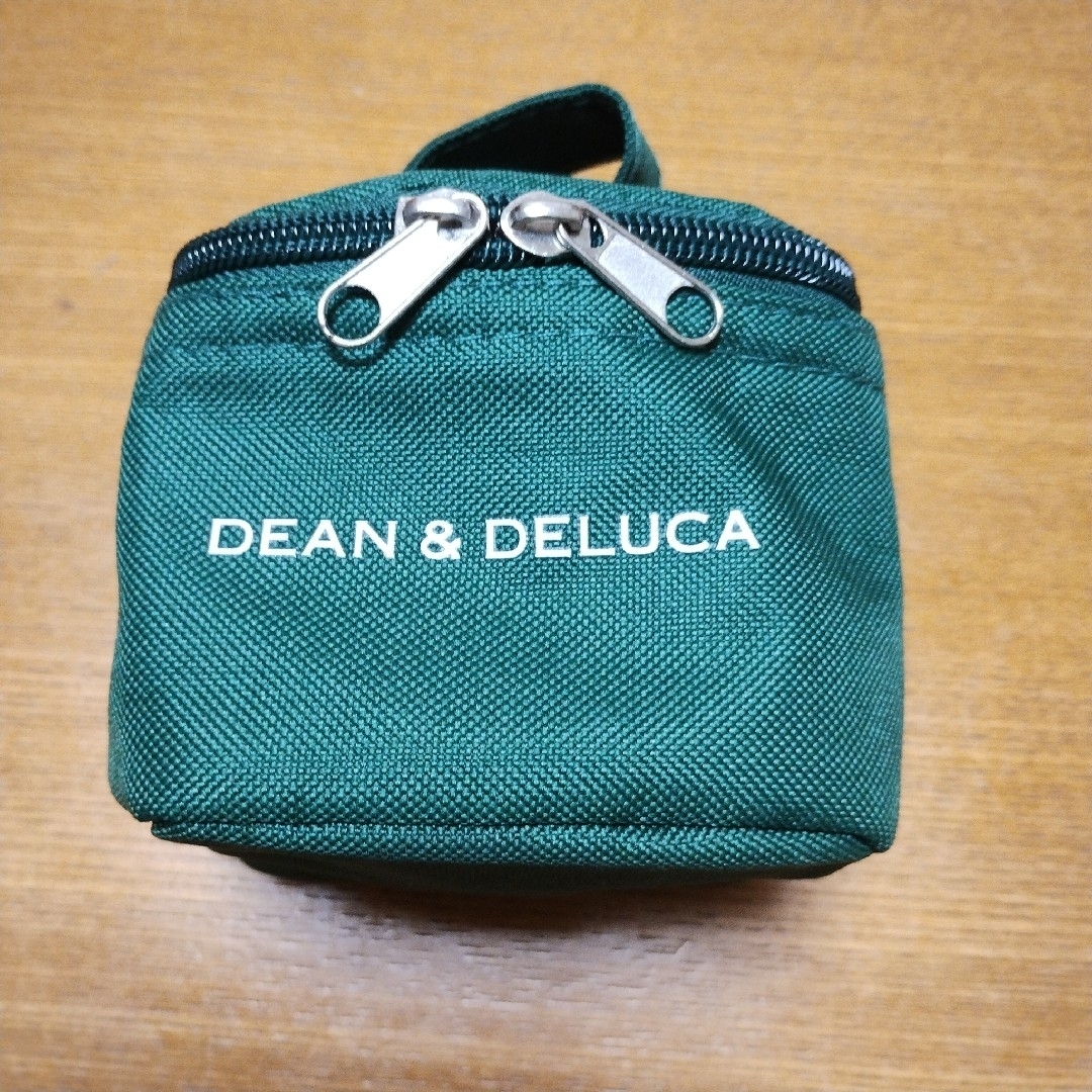 DEAN & DELUCA(ディーンアンドデルーカ)のDELUCA 【新品】保冷バッグ グリーン 雑誌付録 宝島社 インテリア/住まい/日用品のキッチン/食器(弁当用品)の商品写真