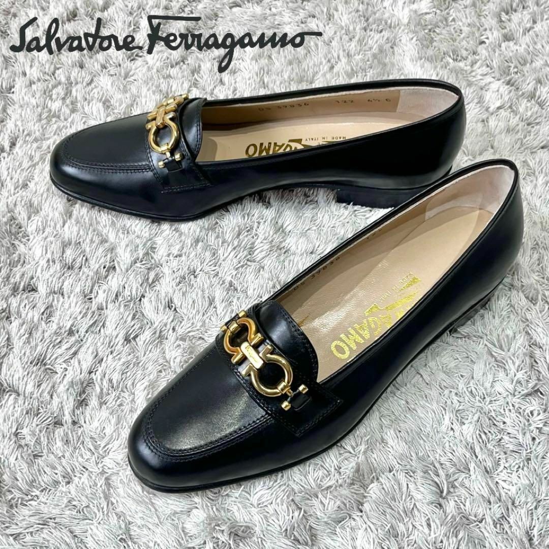 Salvatore Ferragamo(サルヴァトーレフェラガモ)の【未使用】サルヴァトーレ フェラガモ ガンチーニ ビットローファー 黒 4.5C レディースの靴/シューズ(ローファー/革靴)の商品写真