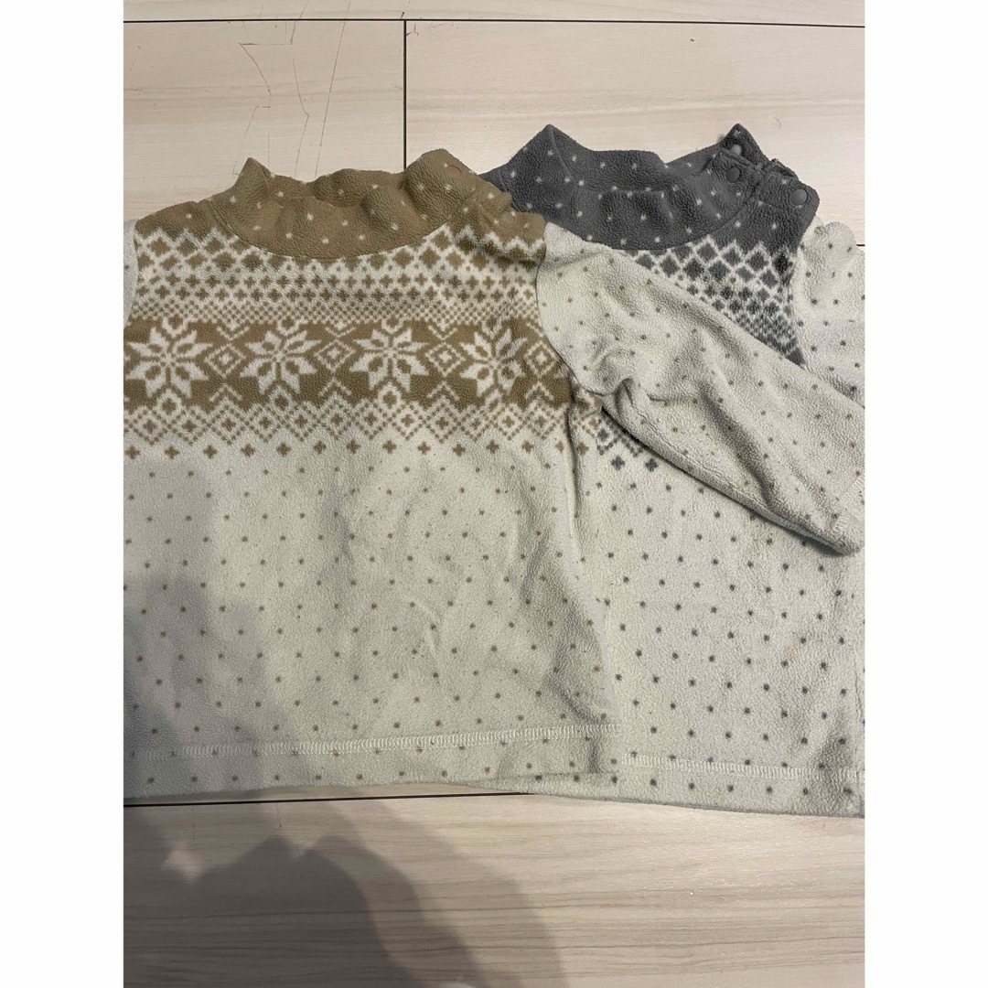 UNIQLO(ユニクロ)のUNIQLOフリース　　2枚セット　トップス　80 キッズ/ベビー/マタニティのキッズ服女の子用(90cm~)(Tシャツ/カットソー)の商品写真