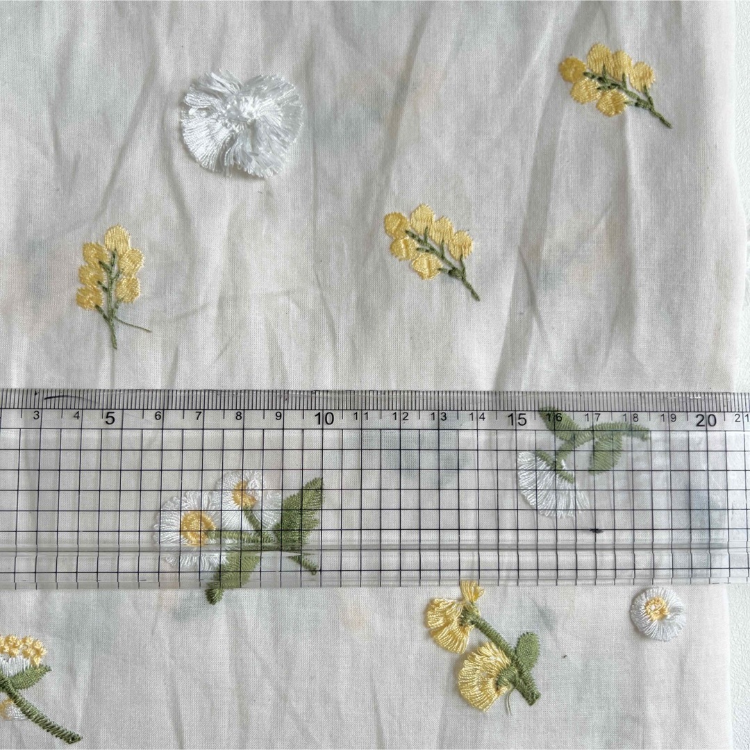 立体刺繍生地（Spring Flower）　韓国生地 ハンドメイドの素材/材料(生地/糸)の商品写真