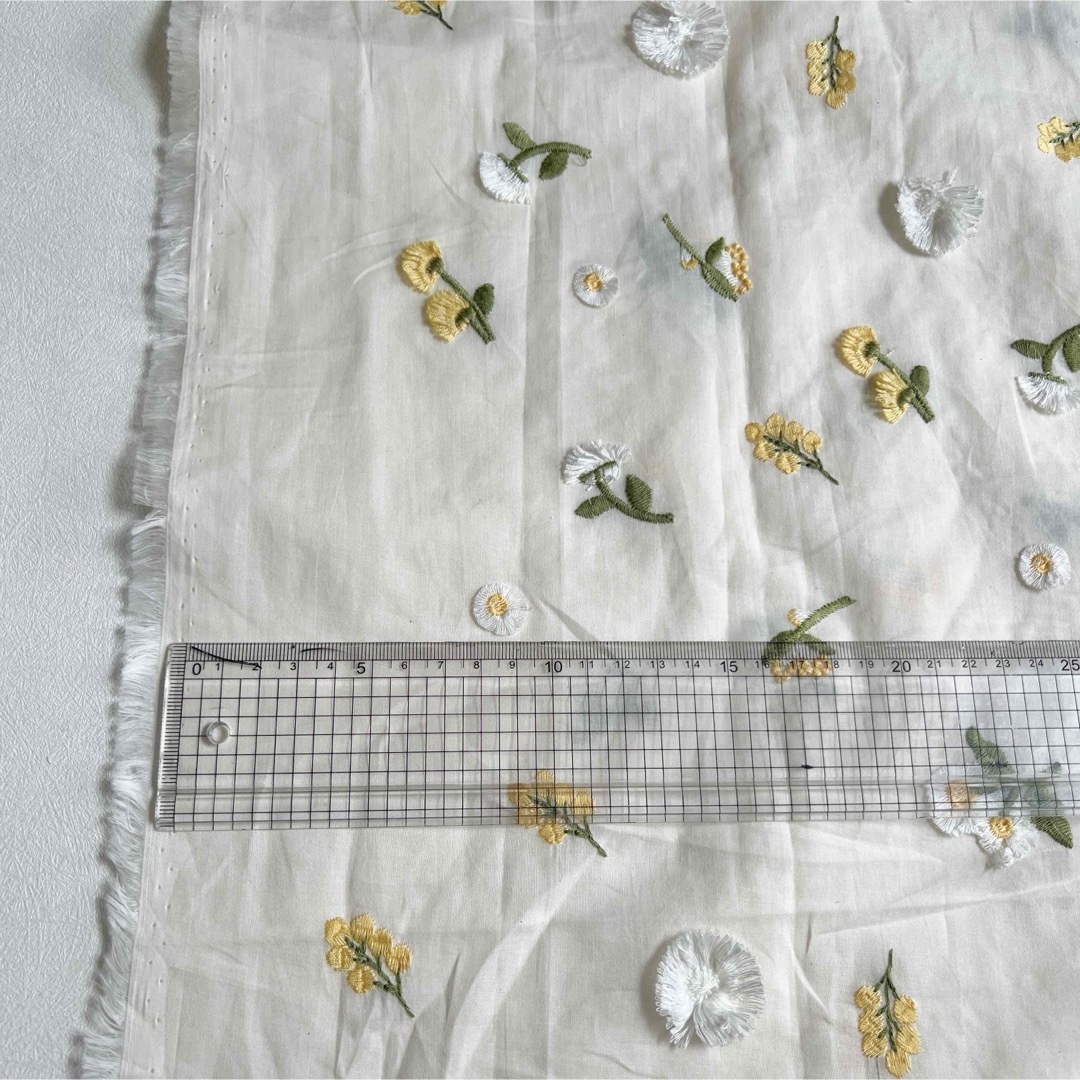 立体刺繍生地（Spring Flower）　韓国生地 ハンドメイドの素材/材料(生地/糸)の商品写真