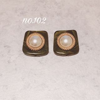 no.102 アクリルビーズ パール ダークグリーン ピアス、イヤリング(ピアス)