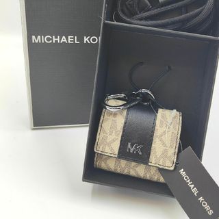 マイケルコース(Michael Kors)のマイケルコース AirPods ケース MKシグネチャー 箱　ネックストラップ付(ヘッドフォン/イヤフォン)