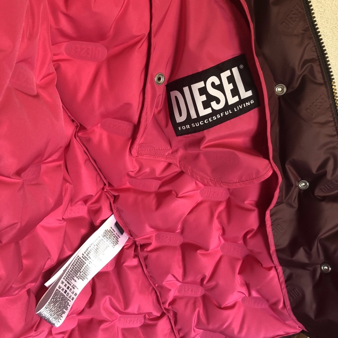 DIESEL(ディーゼル)の美品格安⭐︎DIESELダウンジャケット ボルドー　定価 74800円 レディースのジャケット/アウター(ダウンジャケット)の商品写真