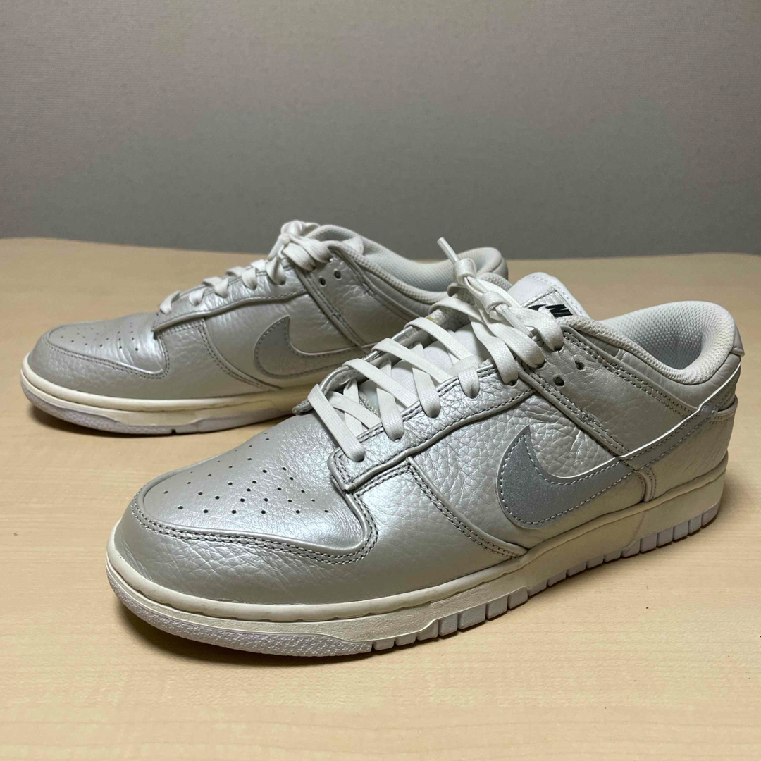 NIKE(ナイキ)のNIKE DENK LOW SE  METALLIC SILVER メンズの靴/シューズ(スニーカー)の商品写真