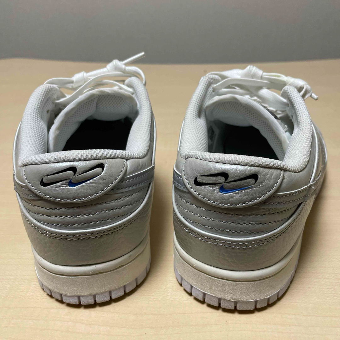 NIKE(ナイキ)のNIKE DENK LOW SE  METALLIC SILVER メンズの靴/シューズ(スニーカー)の商品写真