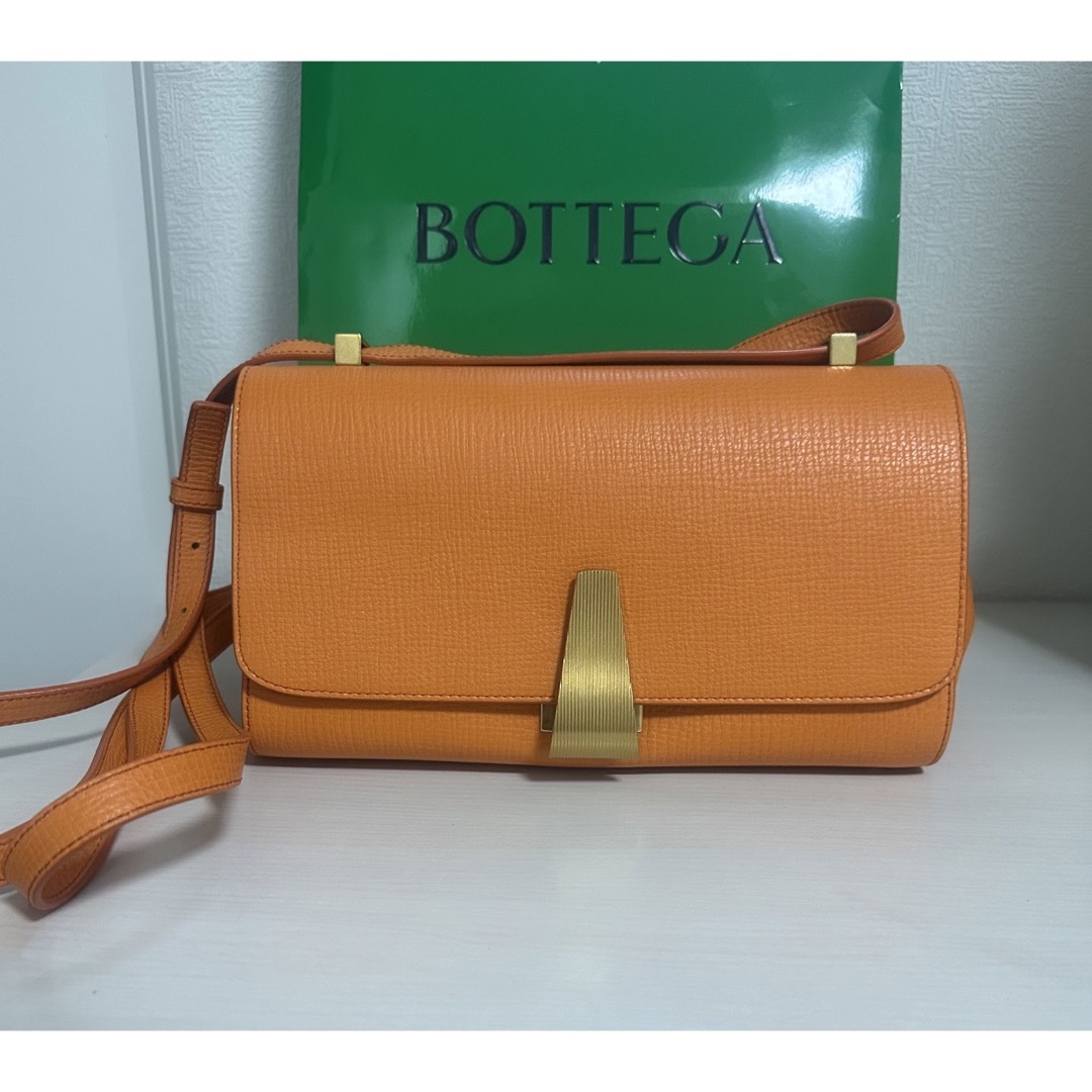 Bottega Veneta(ボッテガヴェネタ)の新品・未使用【BOTTEGA VENETA】BV ANGL ショルダーバッグ レディースのバッグ(ショルダーバッグ)の商品写真