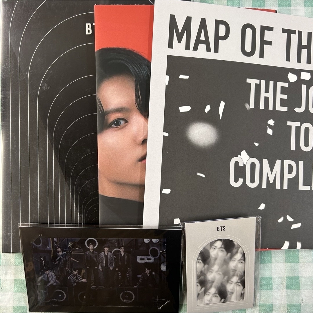 防弾少年団(BTS)(ボウダンショウネンダン)の中古『MOS ON:E CONCEPT PHOTOBOOK (ROUTE VER エンタメ/ホビーの本(アート/エンタメ)の商品写真