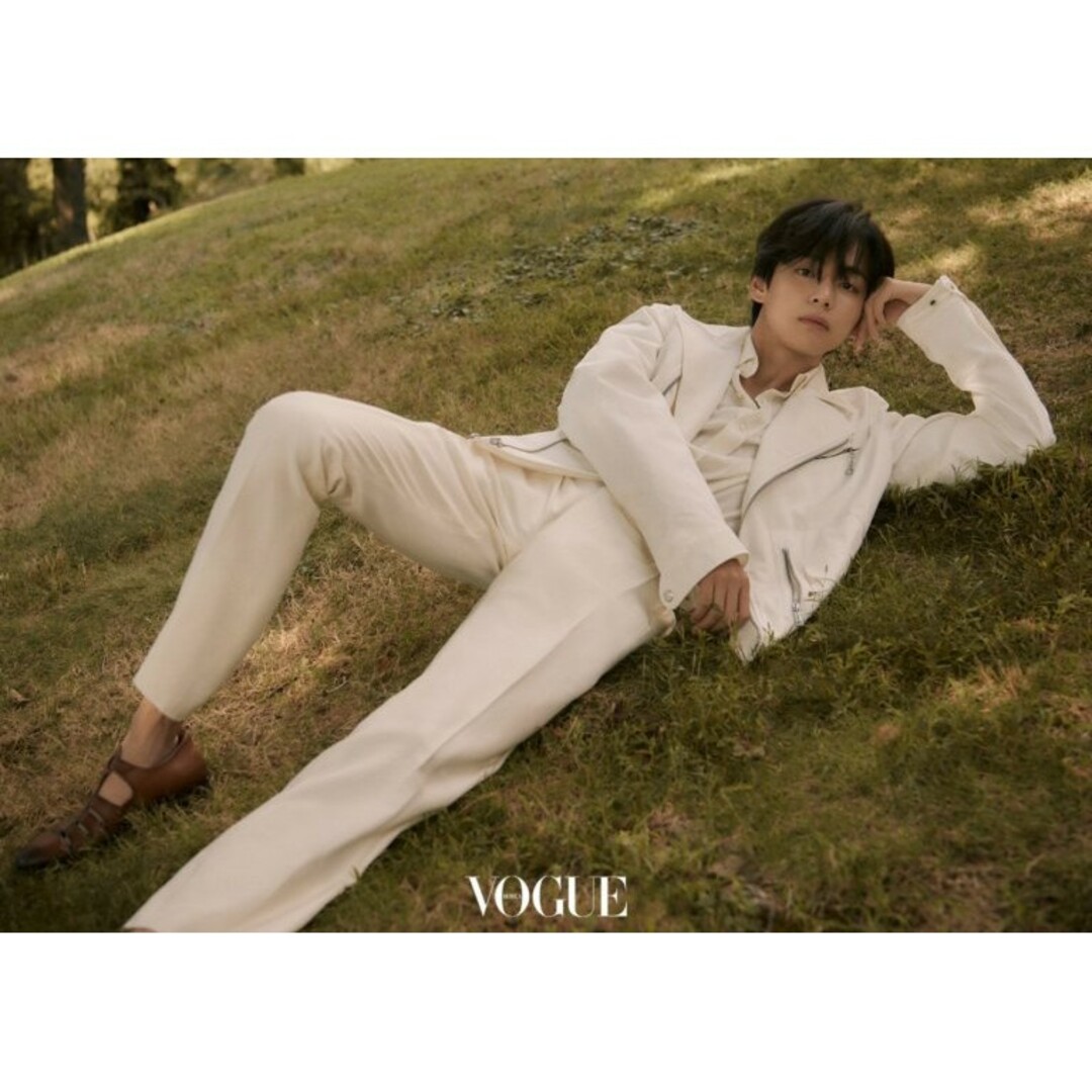 防弾少年団(BTS)(ボウダンショウネンダン)の新品 VOGUE KOREA V テヒョン テテ 先着ポスター付 和訳付 BTS エンタメ/ホビーの雑誌(アート/エンタメ/ホビー)の商品写真