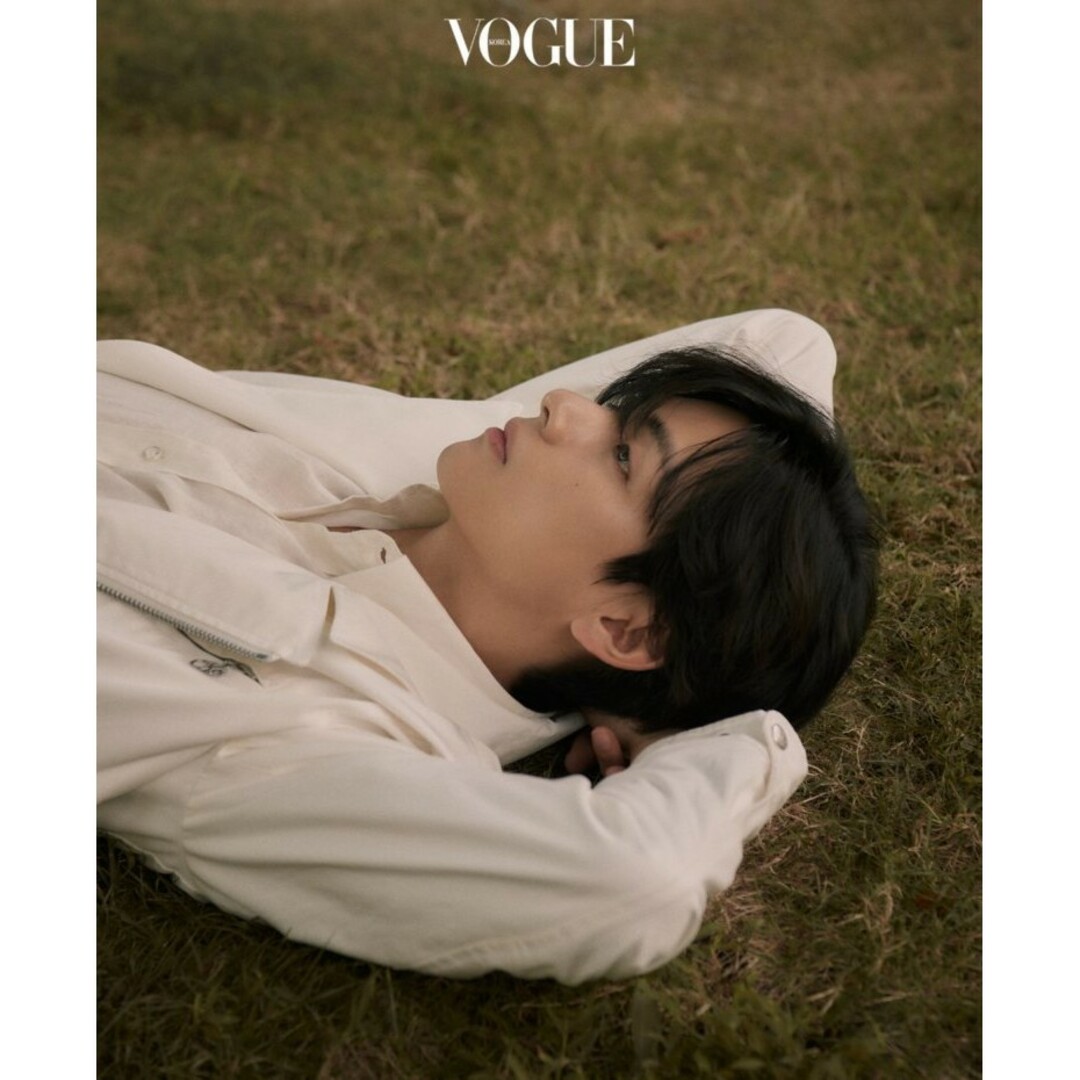 防弾少年団(BTS)(ボウダンショウネンダン)の新品 VOGUE KOREA 2022年10月 V テヒョン 和訳付 BTS D エンタメ/ホビーの雑誌(アート/エンタメ/ホビー)の商品写真