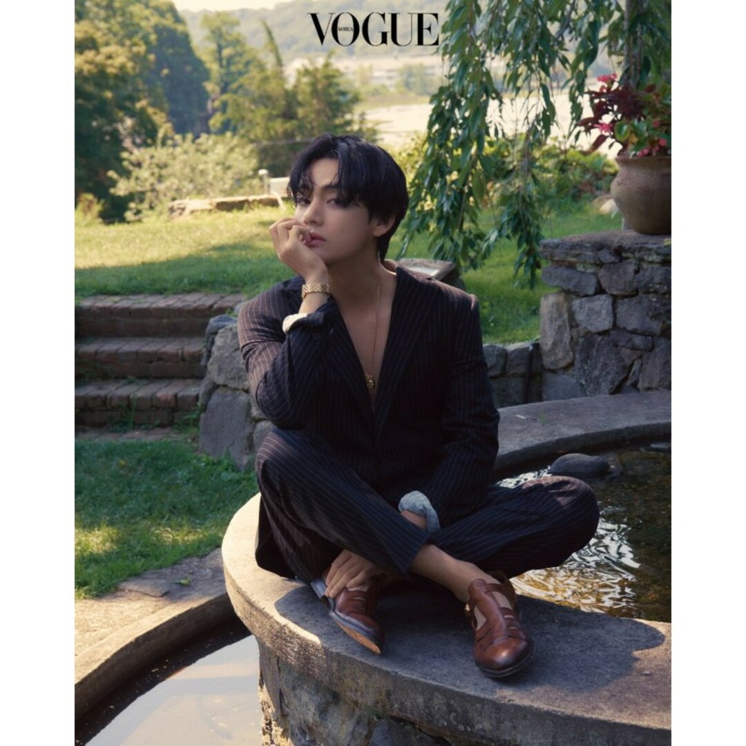 防弾少年団(BTS)(ボウダンショウネンダン)の新品 VOGUE KOREA 2022年10月 V テヒョン 和訳付 BTS D エンタメ/ホビーの雑誌(アート/エンタメ/ホビー)の商品写真