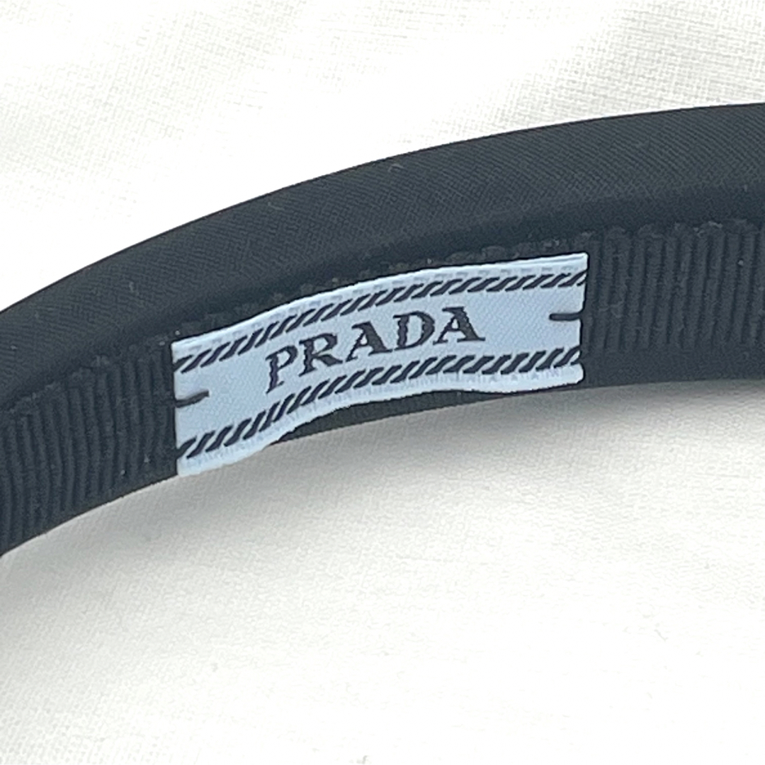 PRADA(プラダ)の新品未使用 PRADA ナイロン カチューシャ ロゴプレート 黒 ヘアアクセ レディースのヘアアクセサリー(カチューシャ)の商品写真