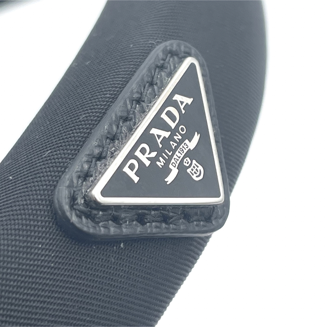 PRADA(プラダ)の新品未使用 PRADA ナイロン カチューシャ ロゴプレート 黒 ヘアアクセ レディースのヘアアクセサリー(カチューシャ)の商品写真