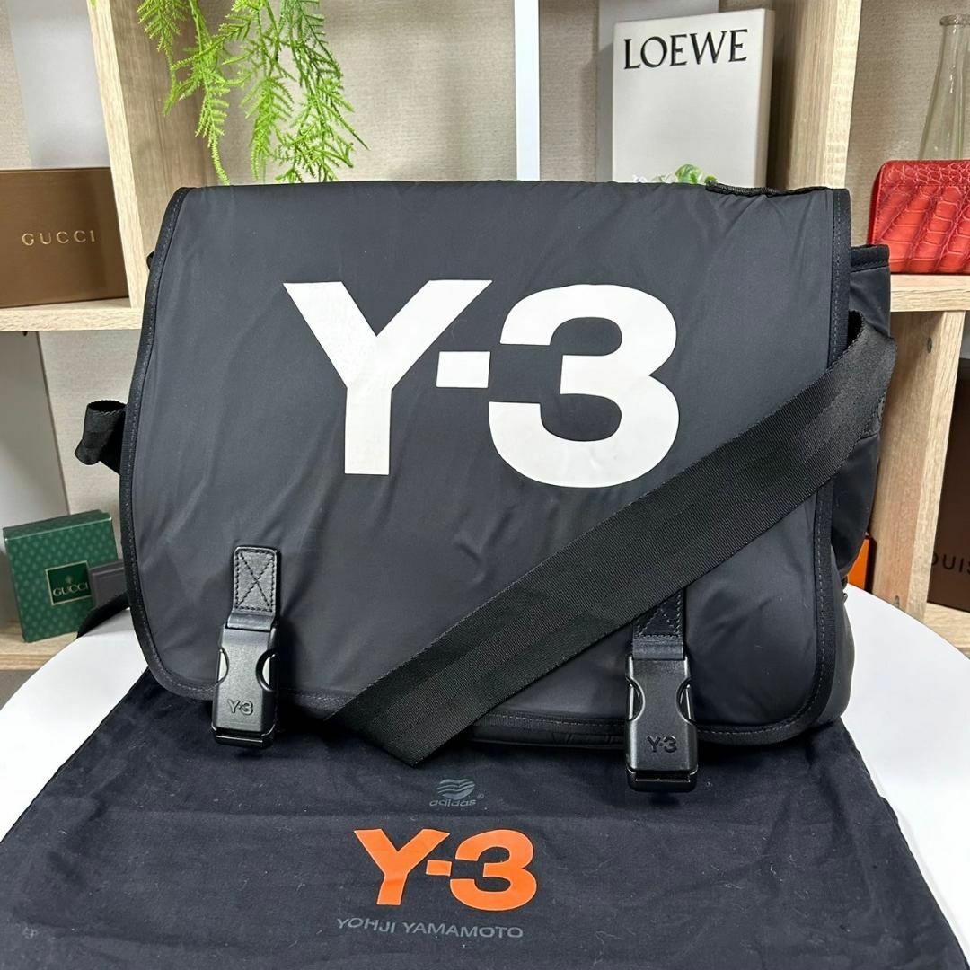 Y-3(ワイスリー)の超美品 Y-3 大容量 メッセンジャーバッグ 特大ロゴ メンズのバッグ(メッセンジャーバッグ)の商品写真