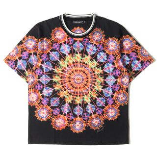 ドルチェアンドガッバーナ(DOLCE&GABBANA)の美品 DOLCE&GABBANA ドルチェ&ガッバーナ Tシャツ サイズ:48 22AW ロゴプレート付き カレイドスコープ グラフィック クルーネック 半袖Tシャツ ブラック 黒 イタリア製 トップス カットソー【メンズ】【中古】(Tシャツ/カットソー(半袖/袖なし))