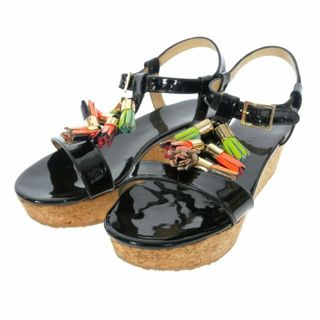 ジミーチュウ(JIMMY CHOO)のジミーチュウ JIMMY CHOO タッセル付き エナメル ストラップサンダル (サンダル)