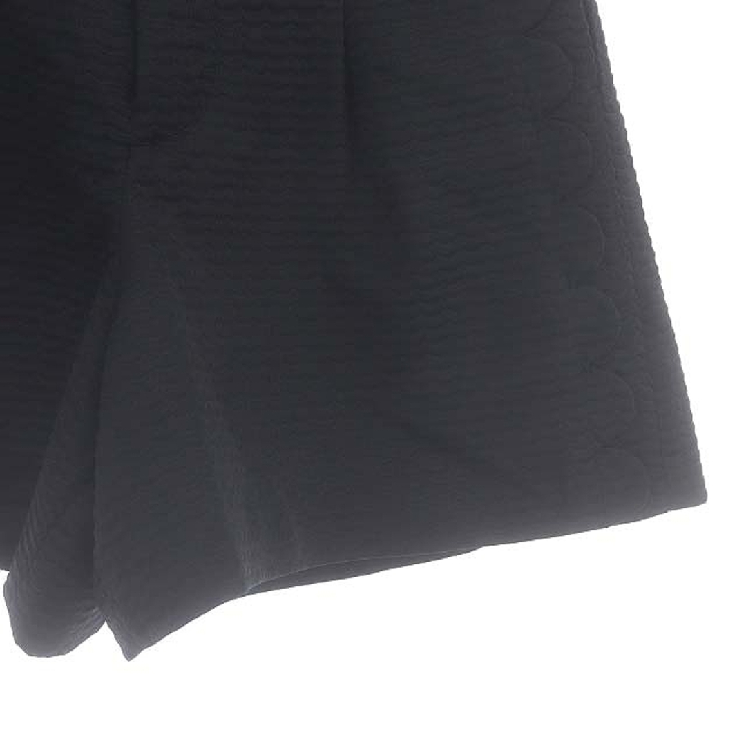 Chesty(チェスティ)のチェスティ Chesty スカラップ ショートパンツ タック 1 黒 レディースのパンツ(ショートパンツ)の商品写真