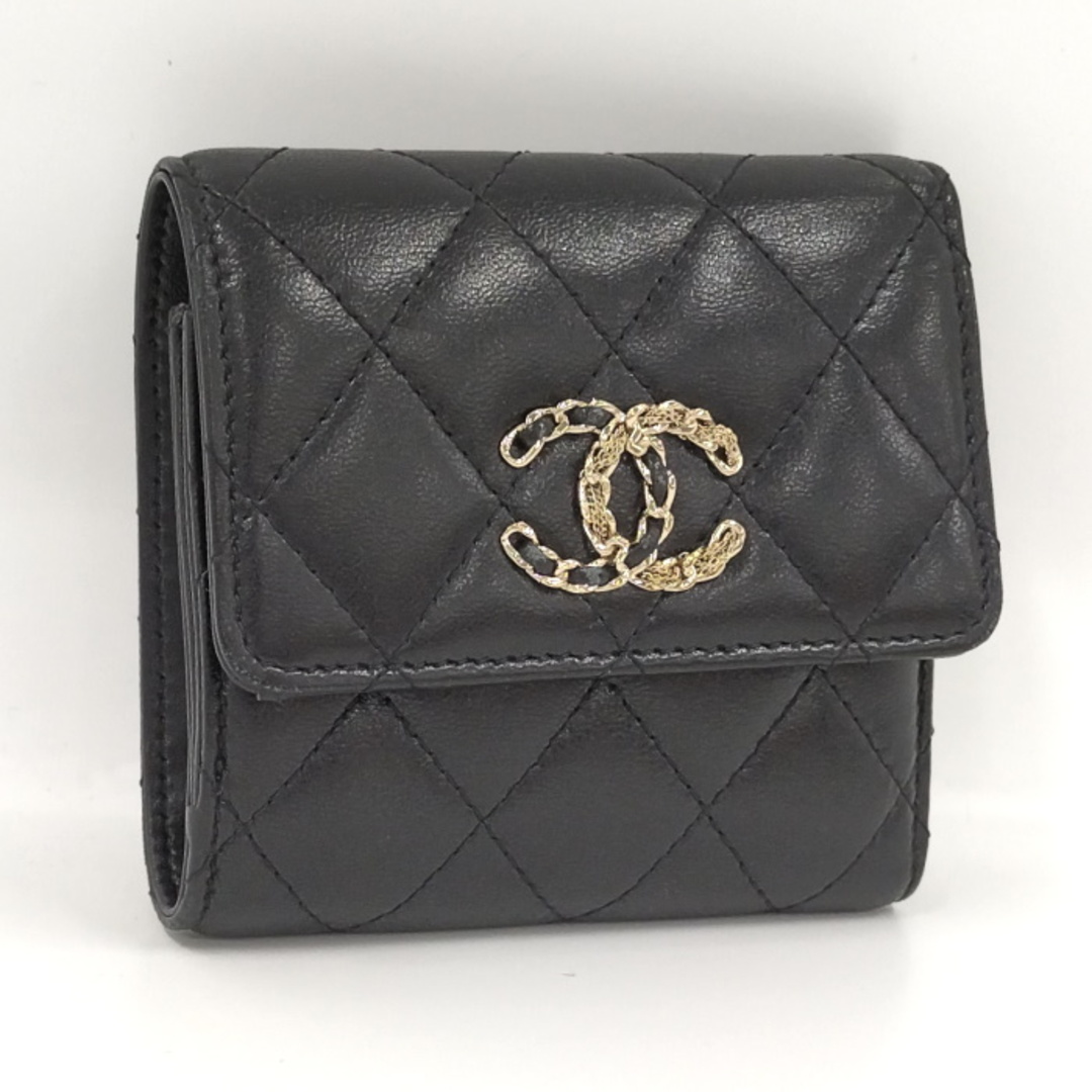 CHANEL(シャネル)のCHANEL 三つ折り財布 ココマーク マトラッセ レザー ラムスキン ブラック レディースのファッション小物(財布)の商品写真