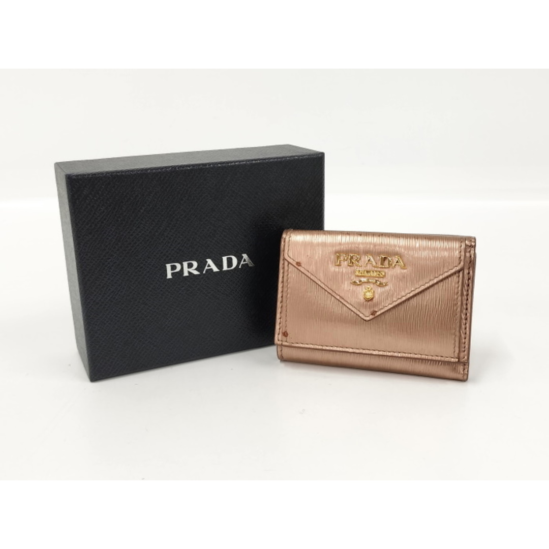 PRADA(プラダ)のPRADA コンパクトウォレット 三つ折り財布 レザー パールピンクベージュ レディースのファッション小物(財布)の商品写真