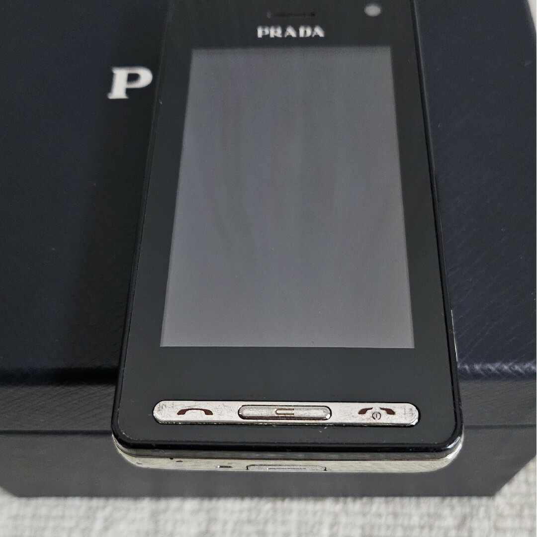 PRADA(プラダ)のプラダ PRADA ガラケー ドコモ FOMA 【購入時コメント不要です】 スマホ/家電/カメラのスマートフォン/携帯電話(携帯電話本体)の商品写真