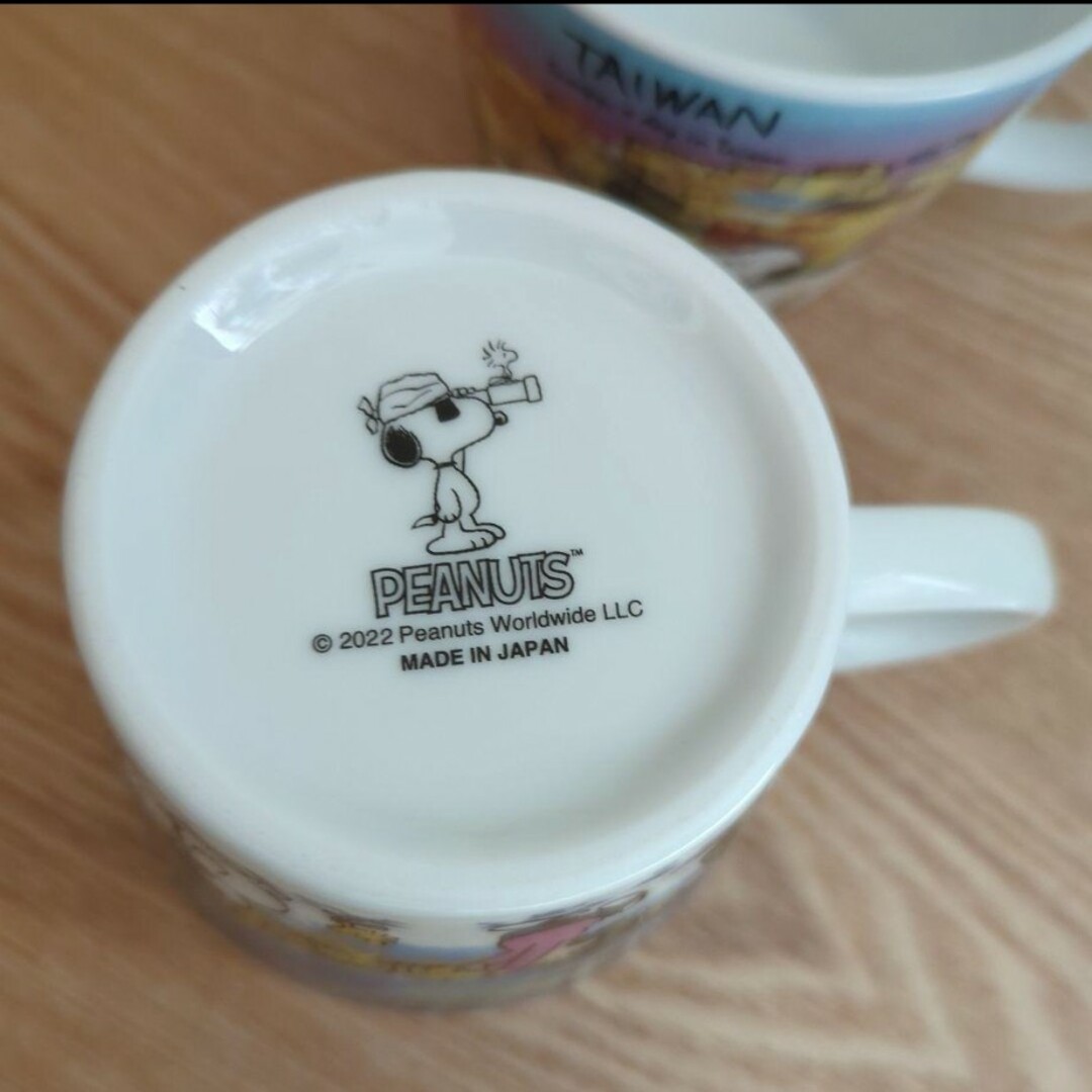 SNOOPY(スヌーピー)の中古　スヌーピーマたっぷりグカップ　世界旅行　台湾　スウェーデン　セット　ペア インテリア/住まい/日用品のキッチン/食器(グラス/カップ)の商品写真