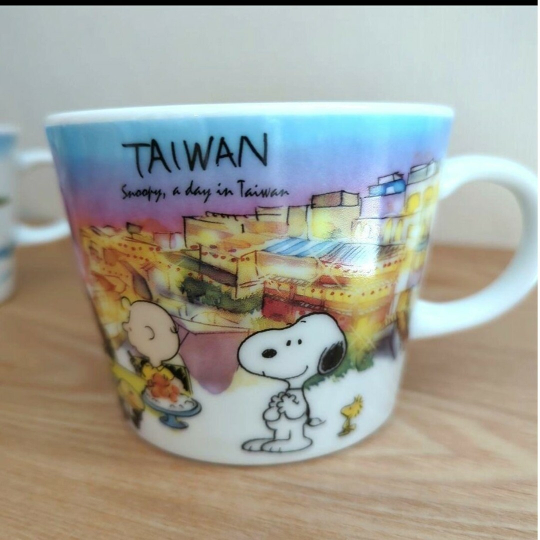 SNOOPY(スヌーピー)の中古　スヌーピーマたっぷりグカップ　世界旅行　台湾　スウェーデン　セット　ペア インテリア/住まい/日用品のキッチン/食器(グラス/カップ)の商品写真