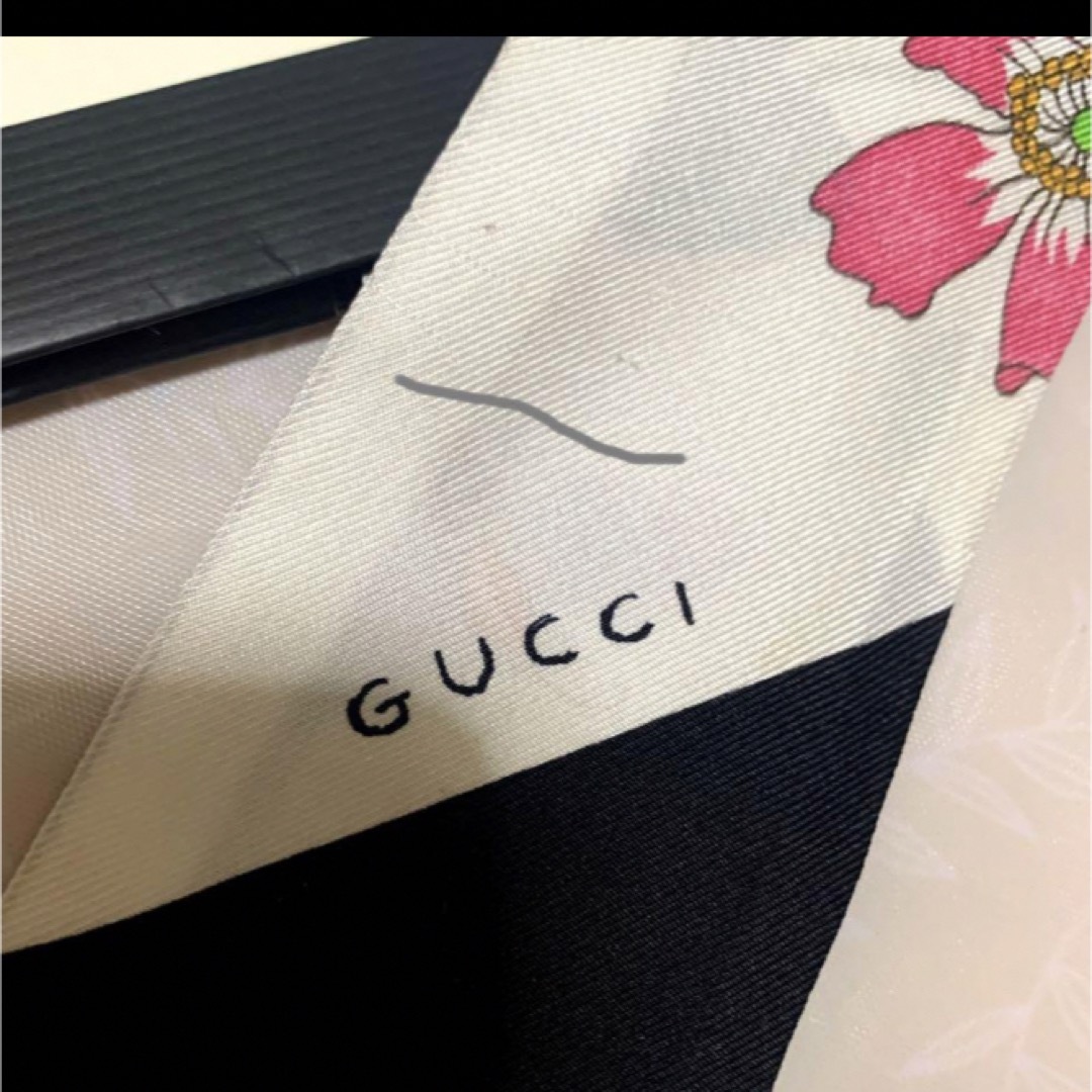 Gucci(グッチ)のGUCCI スカーフネック棒フローラ フラワー柄Bランク ⭐︎ 特価〜4／18迄 レディースのファッション小物(バンダナ/スカーフ)の商品写真