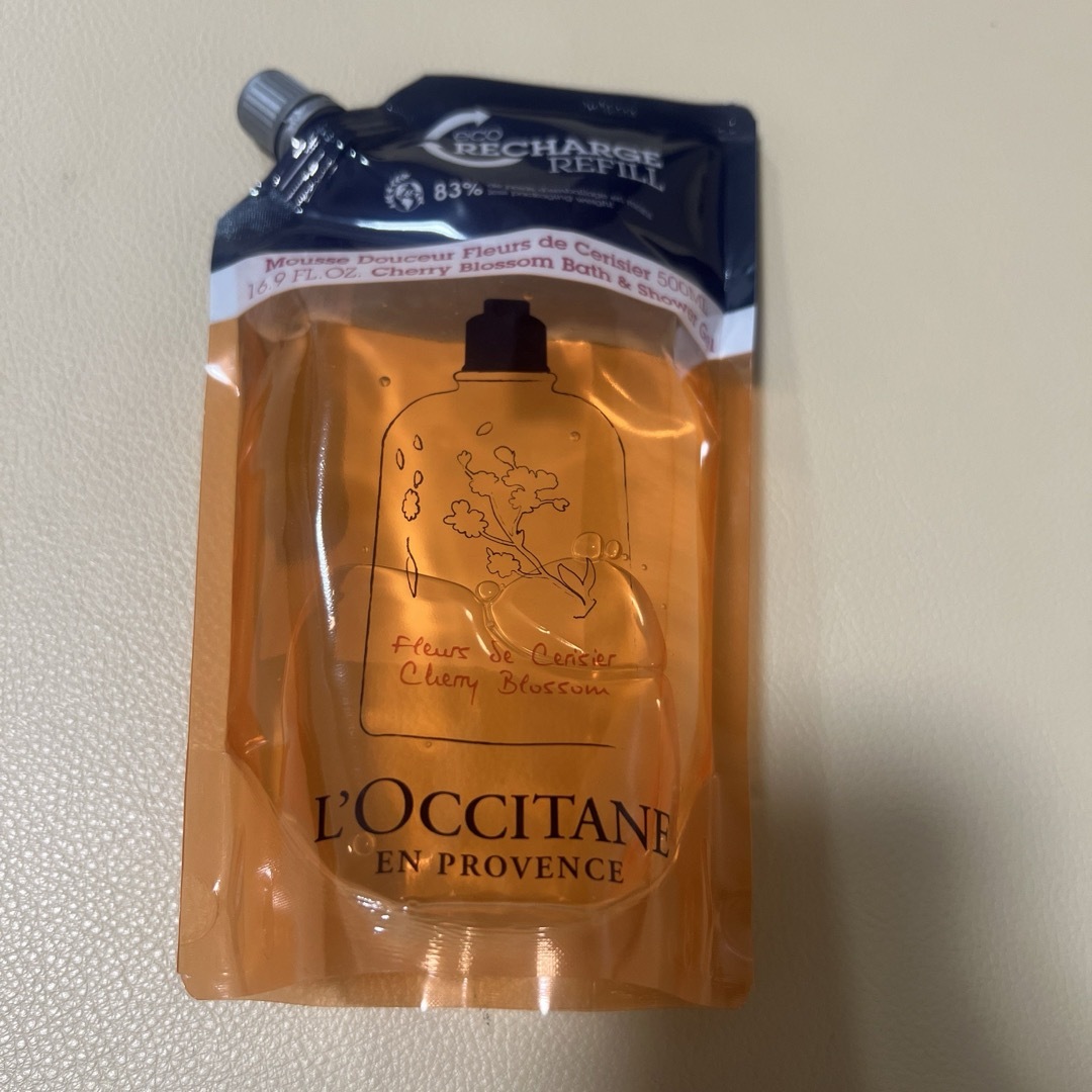 L'OCCITANE(ロクシタン)のロクシタン　チェリーブロッサムシャワージェルレフィル&ノベルティ3種 コスメ/美容のボディケア(ボディソープ/石鹸)の商品写真