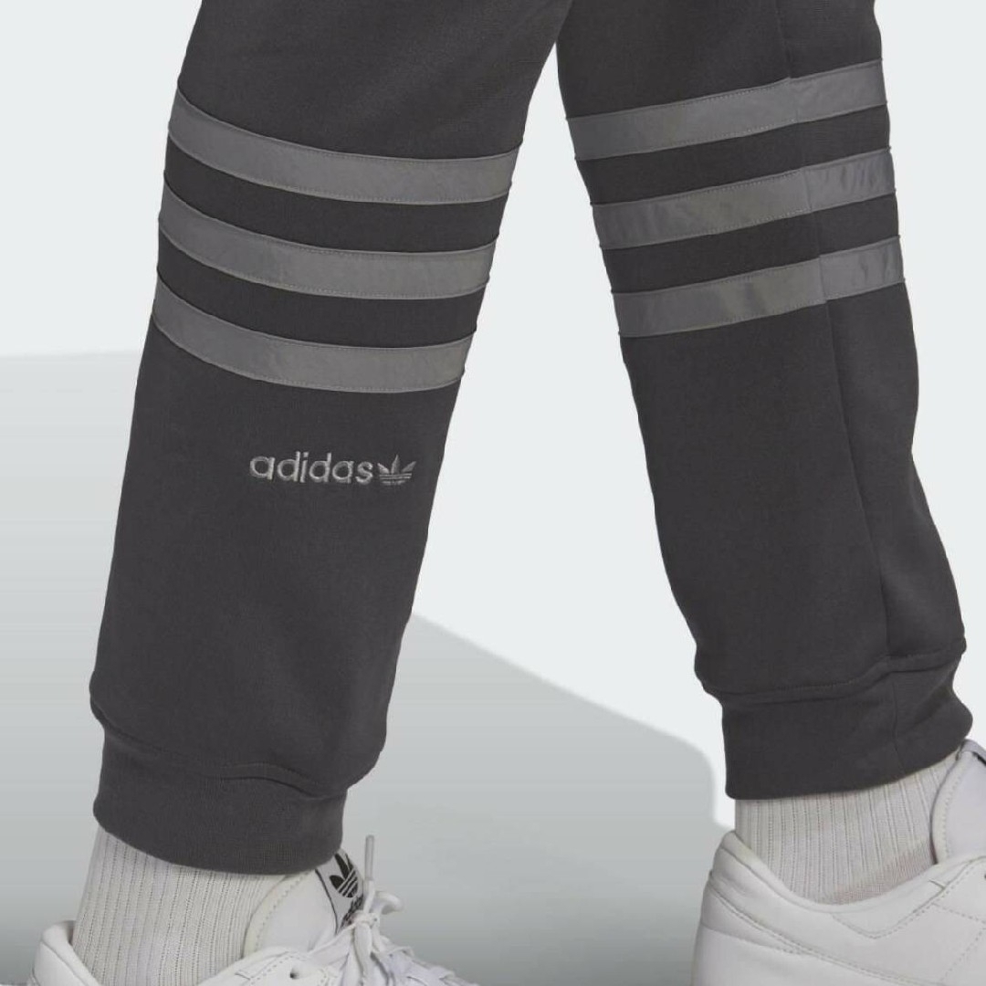 adidas(アディダス)の[新品] adidas アディダス トラックパンツ ジャージパンツ Sサイズ メンズのパンツ(その他)の商品写真