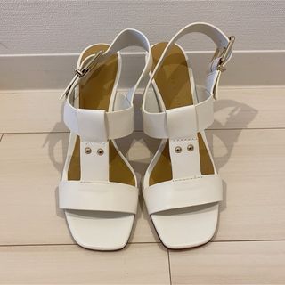 チャールズアンドキース(Charles and Keith)のCHARLES&KEITH ホワイトサンダル(サンダル)