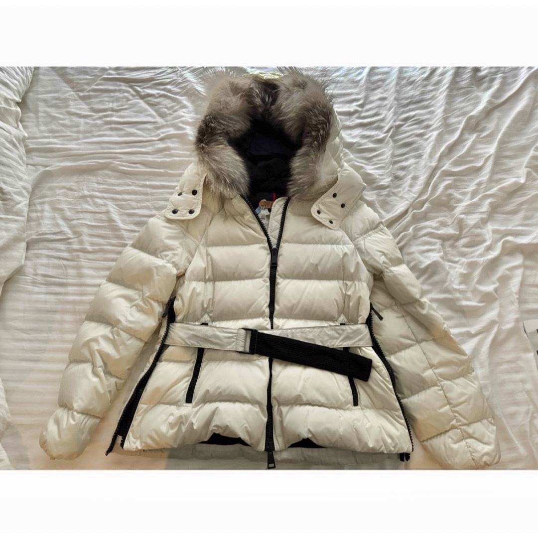 MONCLER(モンクレール)のMONCLER モンクレール　ホワイトファー付きベルトマークショートダウン　00 レディースのジャケット/アウター(ダウンジャケット)の商品写真