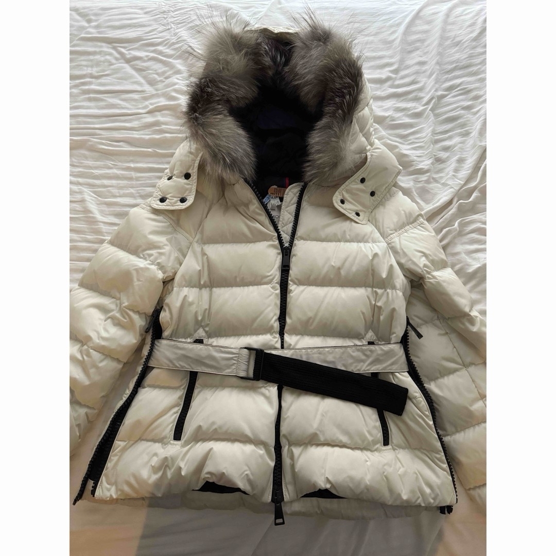 MONCLER(モンクレール)のMONCLER モンクレール　ホワイトファー付きベルトマークショートダウン　00 レディースのジャケット/アウター(ダウンジャケット)の商品写真