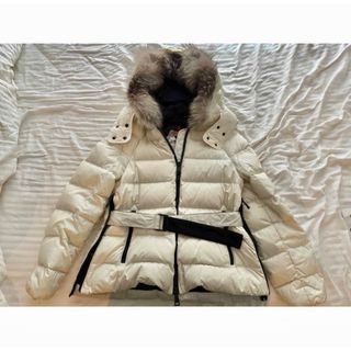 モンクレール(MONCLER)のMONCLER モンクレール　ホワイトファー付きベルトマークショートダウン　00(ダウンジャケット)