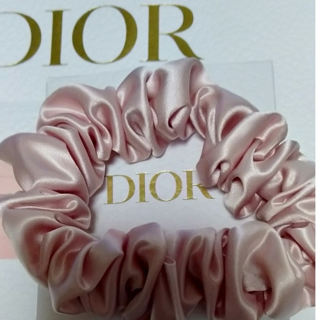 Christian Dior(クリスチャンディオール)の[チャーム⑥]MissDiorブレスレット＆シュシュ＆リボン付きショップ袋 レディースのヘアアクセサリー(ヘアゴム/シュシュ)の商品写真