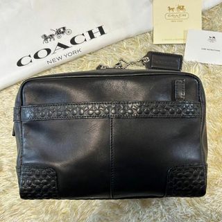 コーチ(COACH)の【美品】コーチ クラッチバック シグネチャー オールレザー 黒 手持ち チャーム(セカンドバッグ/クラッチバッグ)