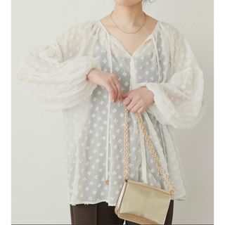 ナチュラルクチュール(natural couture)の【natural couture】お花シアージャガードギャザーブラウス(シャツ/ブラウス(長袖/七分))