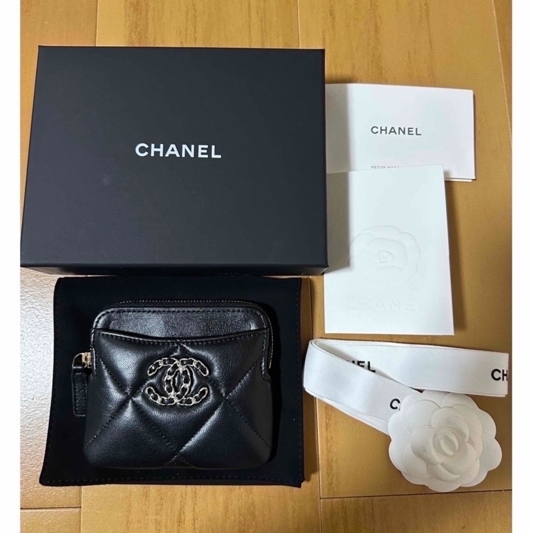 CHANEL(シャネル)のシャネル19  ジップカードケース　マトラッセ　ラムスキン　限定　早い者勝ち レディースのファッション小物(コインケース)の商品写真