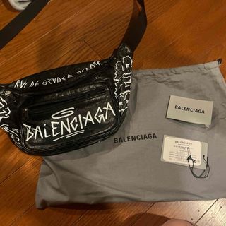 バレンシアガ(Balenciaga)のバレンシアガ『エクスプローラー ベルトバッグ グラフィティ』メンズ ボディバッグ(ボディーバッグ)