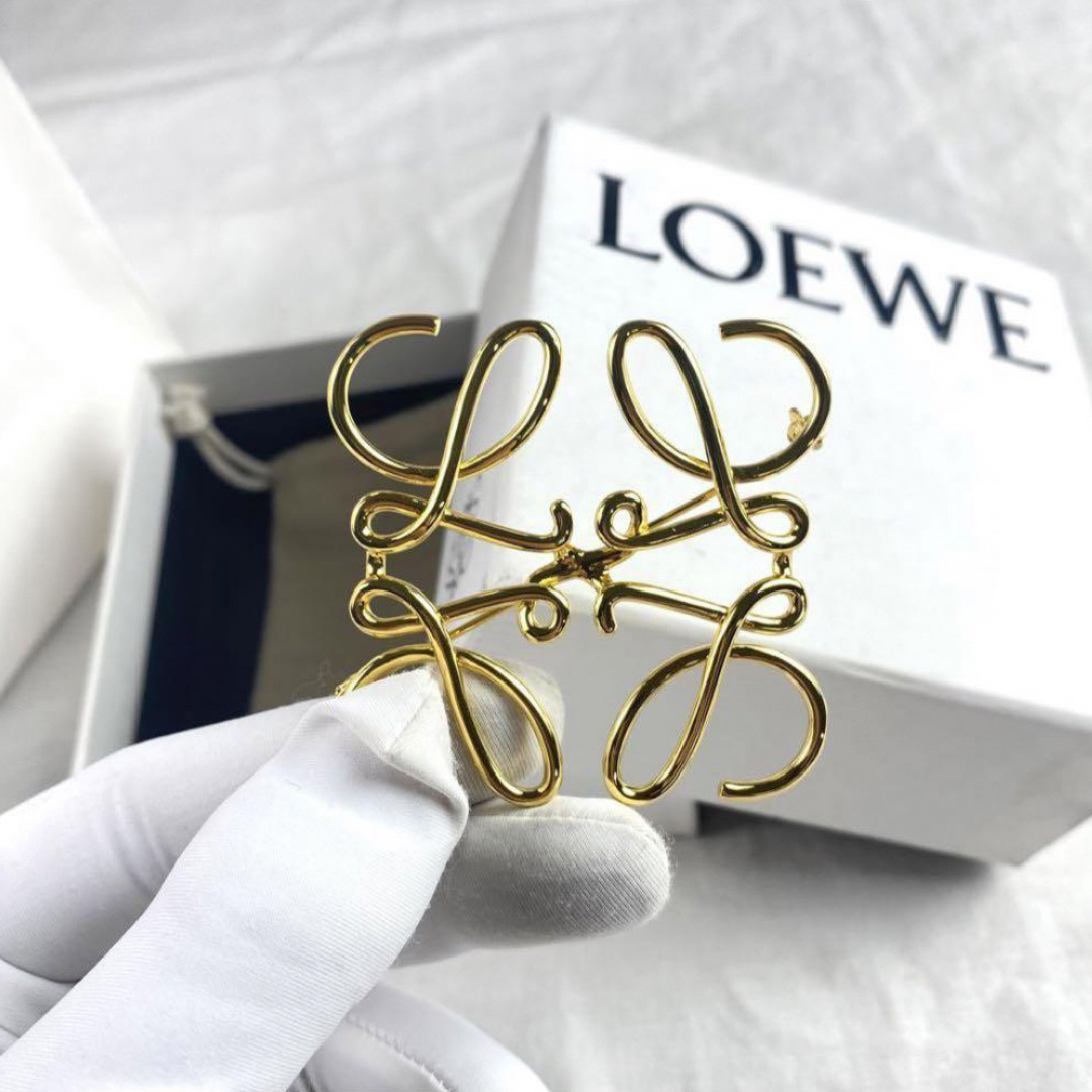 LOEWE(ロエベ)のLOEWE アナグラムブローチ ゴールド レディースのアクセサリー(ブローチ/コサージュ)の商品写真