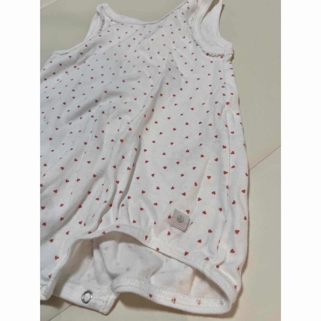 PETIT BATEAU(プチバトー)のプチバトー肌着とノースリーブロンパースset キッズ/ベビー/マタニティのベビー服(~85cm)(ロンパース)の商品写真