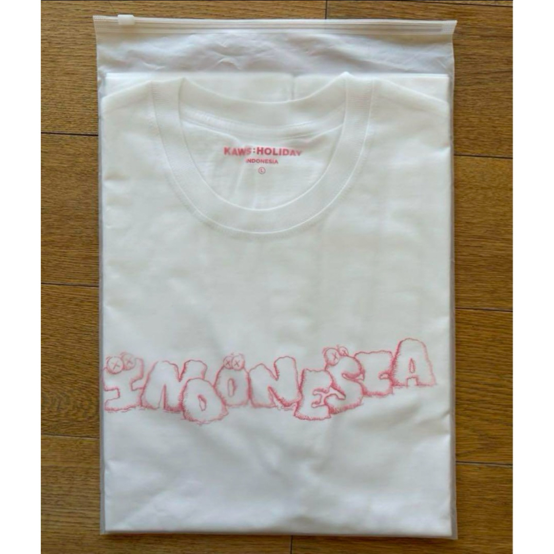 Supreme(シュプリーム)のKAWS HOLIDAY Indonesia Tee Lサイズ インドネシア メンズのトップス(Tシャツ/カットソー(半袖/袖なし))の商品写真