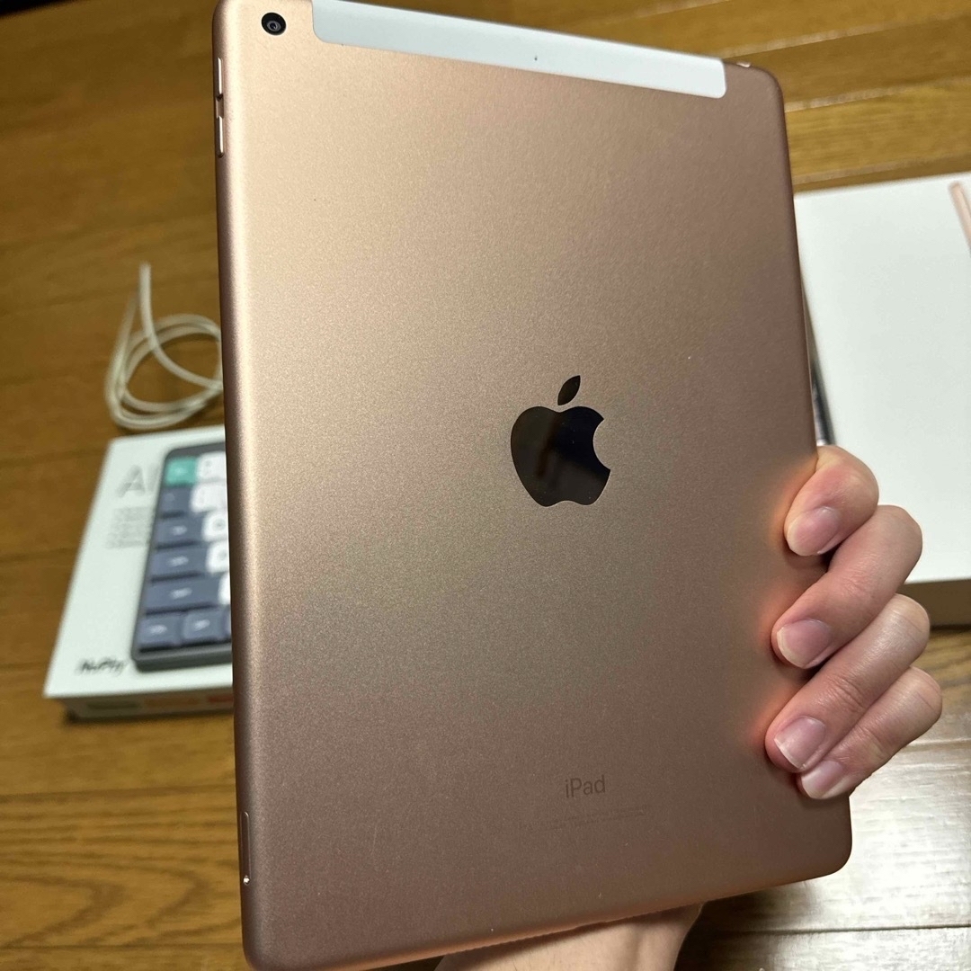 iPad(アイパッド)のiPad （第6世代）ピンクゴールド　32GBモデル スマホ/家電/カメラのPC/タブレット(タブレット)の商品写真