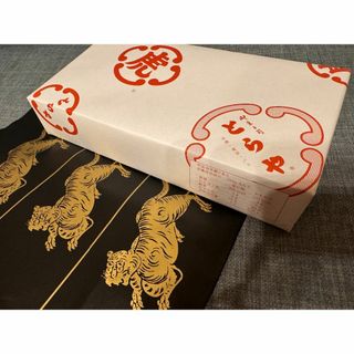 【未開封】虎屋（とらや）ようかん　竹皮包羊羮　2本　660g×2(菓子/デザート)