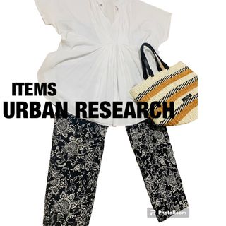 アーバンリサーチアイテムズ(URBAN RESEARCH ITEMS)のアーバンリサーチ　 ブラウス トップス　シャツ　白　ホワイト　Vネック フレア　(シャツ/ブラウス(半袖/袖なし))